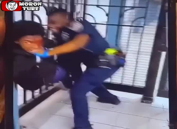 Video :A pair of scammers attack two cops